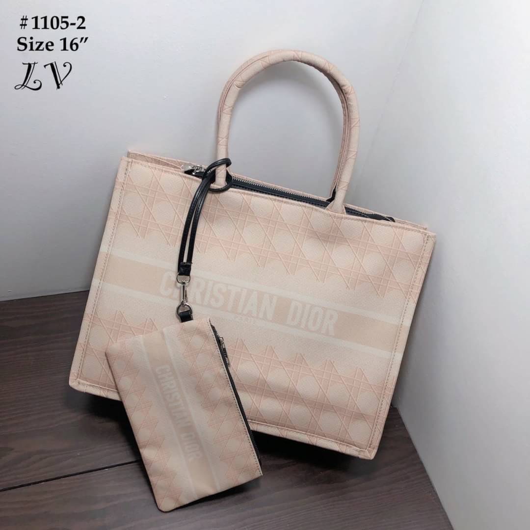 กระเป๋าชอปปิ้ง แบรนด์ CHRISTIAN DIOR วัสดุตัวกระเป๋าทำจากผ้าแคนวาส ปั๊มทุกจุดตามภาพ งานพรีเมี่ยม มาพร้อมถุงผ้าdior