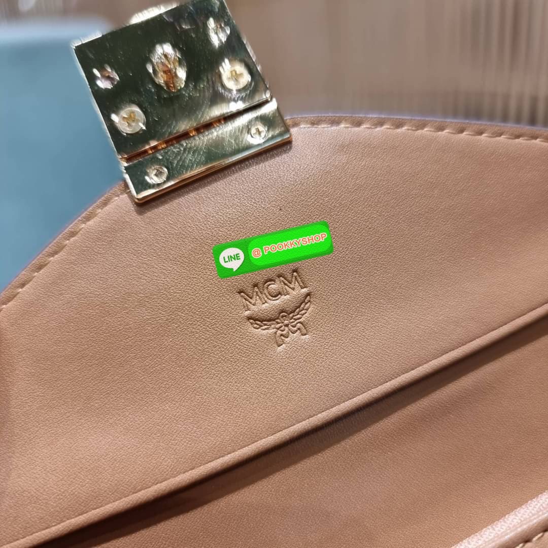 MCM PATRICIA THREE-FOLD WALLET IN VISETOS ดีไซน์ใหม่ กระเป๋าสตางค์ใบเล็ก รุ่นฝาพับ unisex ใช้ได้ทั้งหนุ่มๆและสาวๆน้า ใช้งานง่าย ด้วยกระดุมโลโก้ พกพาง่าย วัสดุหนังแคนวาสคุณภาพดี ภายในเป็นหนังแท้ นิ่ม สวย ใส่บัตรได้เยอะ ใส่ธนบัตรได้ทุกชนิด👍👍
