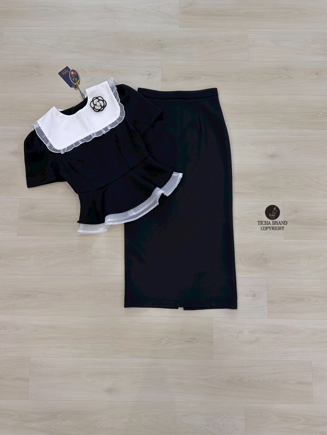 ชุดเซทแฟชั่น ชุด Set4ชิ้น เสื้อแขนสั้นสึดำ ดีเทลแต่งระบายผ้าแก้วสีขาวชายเสื้อ