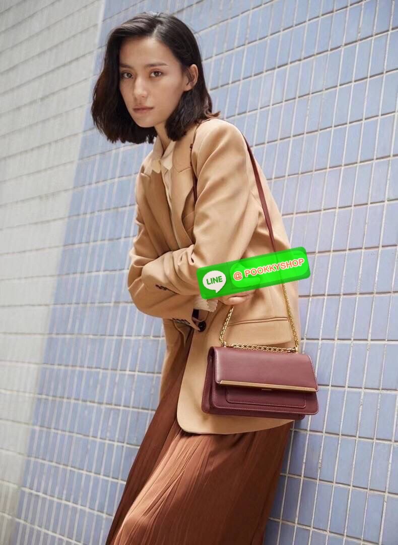 Charles & Keith Metallic Accent Evening Clutch กระเป๋าสะพายวางอยู่ทรงสวย สายโซ่ดีไซน์เก๋มากๆ สามารถสะพายแบบสายคู่/สายเดี่ยวแบบcrossbody ได้ เปิดปิดแบบตัวล็อกด้านหน้า เปิดมาจะมีช่องเล็กใส่บัตร/เหรียญได้ ช่องใหญ่ด้านในมีช่องซิปเล็ก 1 ช่อง ช่องใส่การ์ด 3 ช่อ