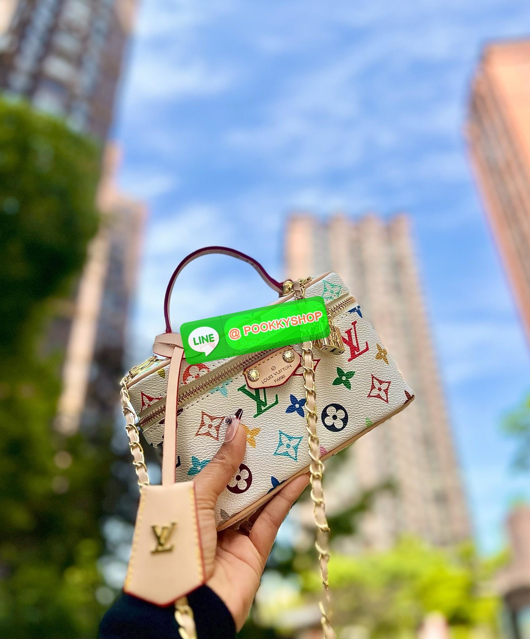 NEW ARRIVAL! **สินค้าเข้าใหม่** สุดฮอตกับน้องมินิๆสุดคลาสสิค ที่พกพาไปไหนมาไหนได้ตลอด สีสันสดใสสวยสะดุดตา ไม่ดูฉูดฉาดค่า! LOUIS VUITTON X MURAKAMI VANITY CHAIN POUCH MUITICOLOTED MONOGRAM ((Premium gift ตปท.))