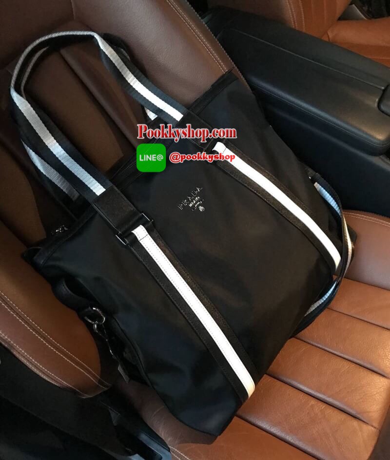 Don't Miss! PRADA NYLON LARGE HANDBAG กระเป๋าถือหรือสะพาย Limited edition VIP Gift With Purchase (GWP) จากเคาน์เตอร์แบรนด์วัสดุ Nylon&Polyester100% เนื้อหนาคุณภาพดีตามแบบฉบับแบรนด์ ด้านหน้าประดับโลโก้เปิดปิดด้วยซิปสะดวกใช้ หูกระเป๋าและสายสะพายสีดำตัด