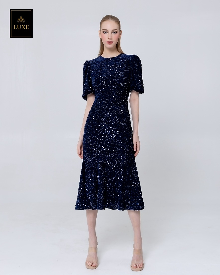 เดรสเสื้อคอกลม แขนสั้นปลายแขนพอง ชายกระโปรงบานเล็กน้อย