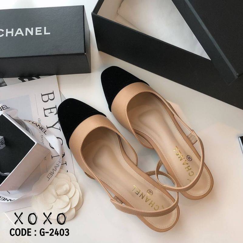 สินค้าพร้อมส่ง พื้นตีแบรนด์ : Chanel กล่องน้ำตาลเรียบ ไม่มีอปก. คัชชูงานสวม รัดหลัง มียางยืด ใส่สบาย ทรงสวย วัสดุหนัง PU มีส้นเล็กน้อย กำลังใส่สบาย งานสวยมาก เนียบ แอดมินหลงรักคู่นี้มากคะ ต้องมีเลยคะ