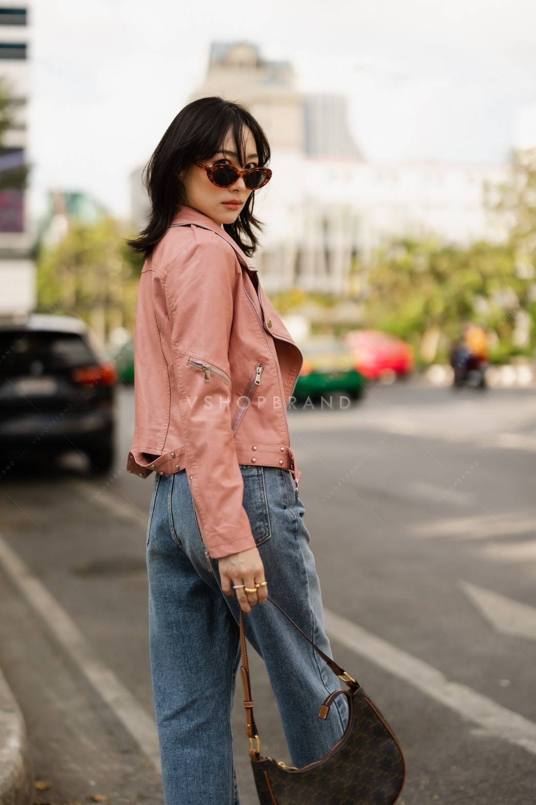 แจ็คเก็ตหนัง pvc เนื้อดีนิ่มๆใส่สบาย แต่งดีเทลสุดชิคด้วย ซิปแขนข้าง พร้อมเชือกคาดเอวล่าง ให้ลุคสาว swag มากๆเลยค่ะ