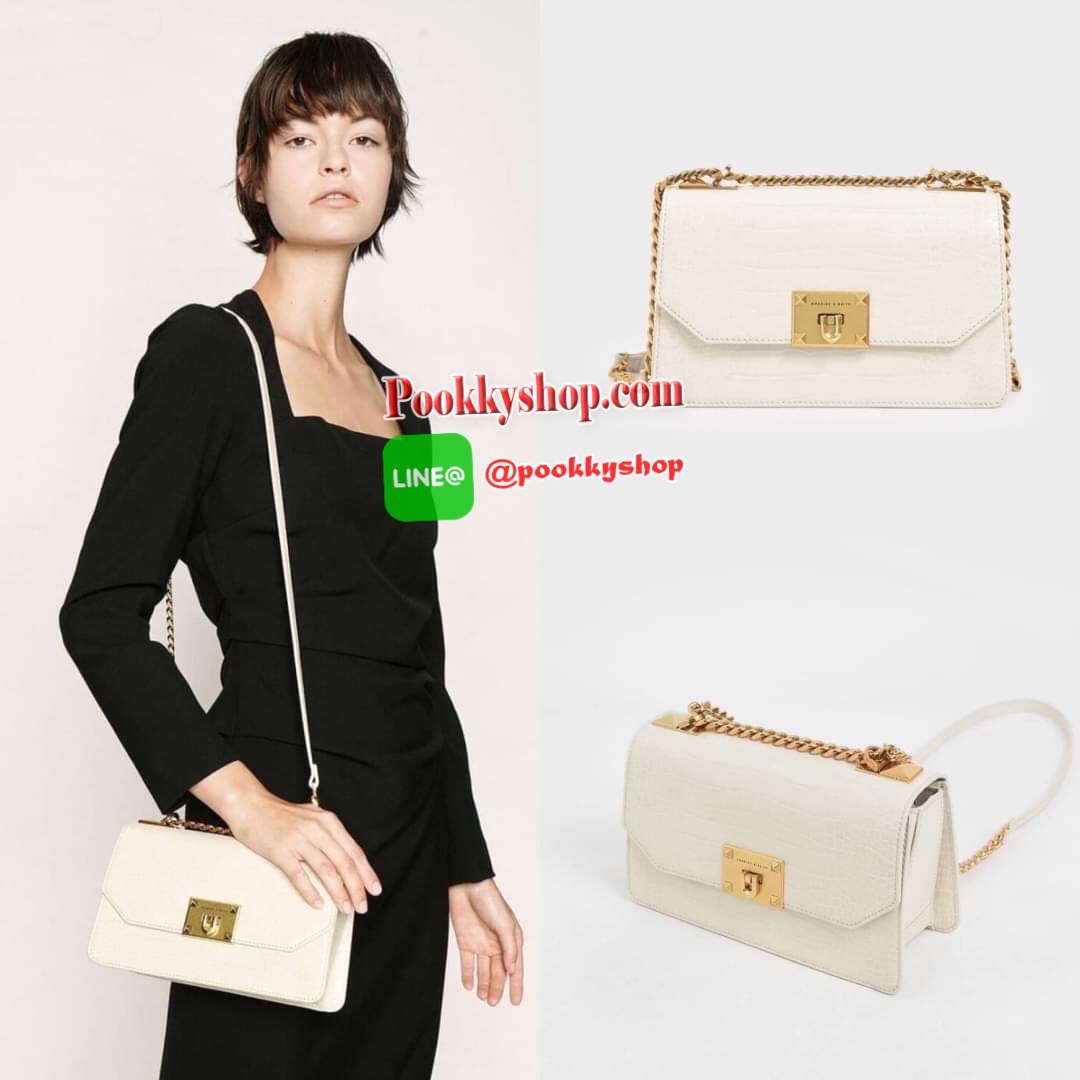 กระเป๋าสะพาย/ถือลายจระเข้รุ่น CHARLES & KEITH CROC-EFFECT CHAIN STRAP CROSSBODY BAG ด้านหน้าปั๊มแบรนด์ เปิดปิดแบบเปิดล็อก ด้านในแบ่งออกเป็น 2 ช่องใหญ่ มีช่องซิปตรงกลาง ช่องการ์ด 4 ช่อง ด้านในสามารถใส่กระเป๋าเงินใบกลางได้ /iPhone plus สายสะพายเป็นสายโซ่ครึ