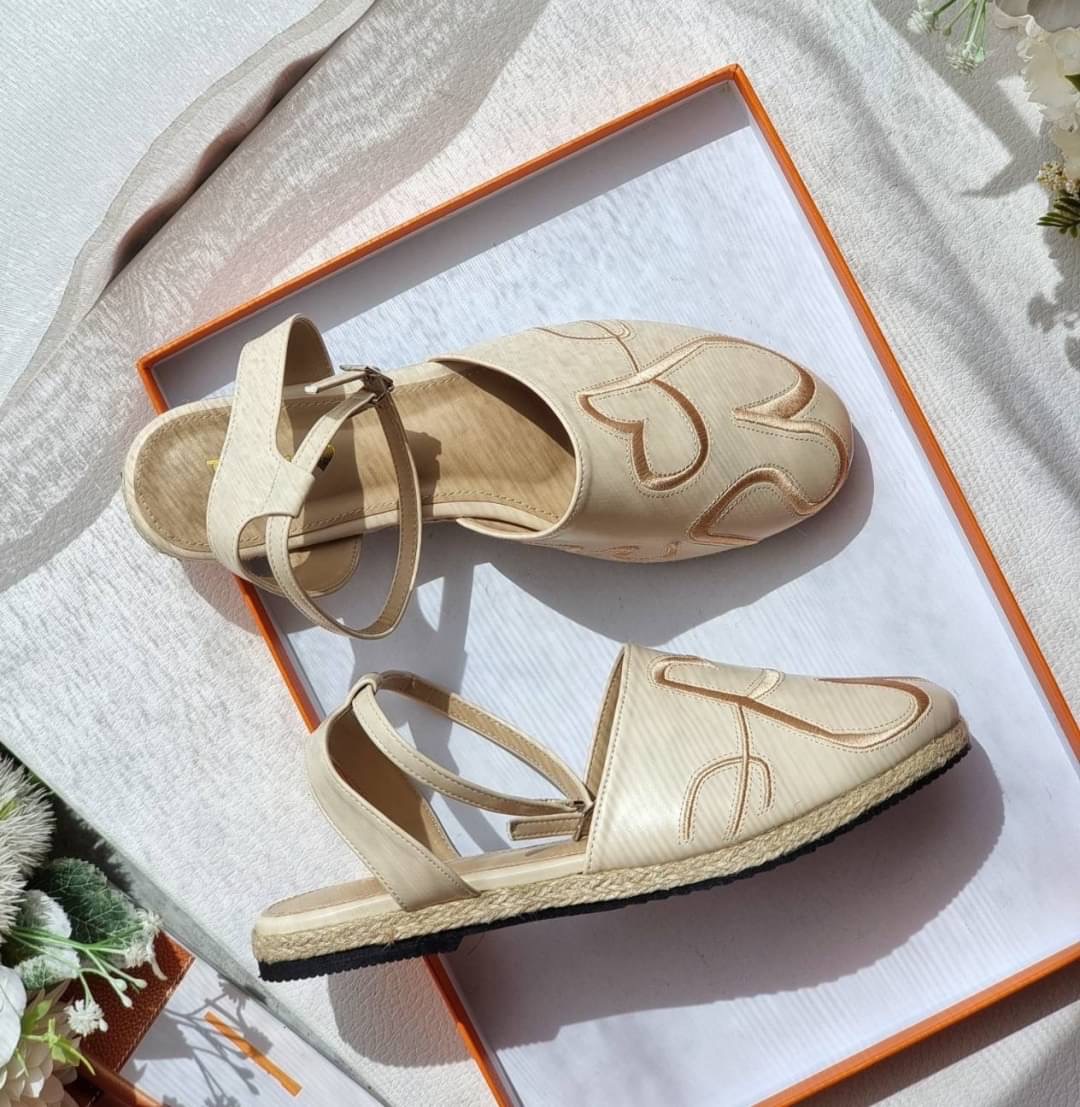 พร้อมส่ง👠👠สลิปออนตัวใหม่ล่าสุดมาแล้วจ้าา งานปักเน้นๆ หนังนิ่มใส่สบายเท้า เย็บขอบปออย่างดี งานสวยมากกก