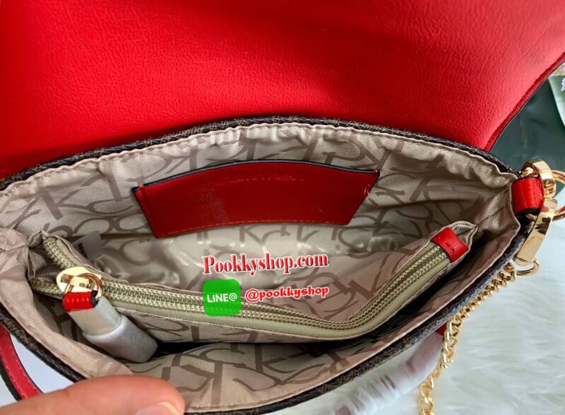 New arrival !! CALVIN KLEIN HANDBAG // SHOULDER BAG กระเป๋าถือ//คล้องไหล่//สะพายข้าง//หรือครอสบอดี้ร์ได้ค่ะ ดีไซด์สวย น่าใช้มากๆค่ะ วัสดุหนังผสมนิ่มมือค่ะ ด้านมีโลโก้แบรนด์ พร้อมช่องซิปใส่ของจุกจิก เปิดปิดกระเป๋าแบบกระดุมแม่เหล็ก ภายในแบ่งสามช่อง สามารถใส