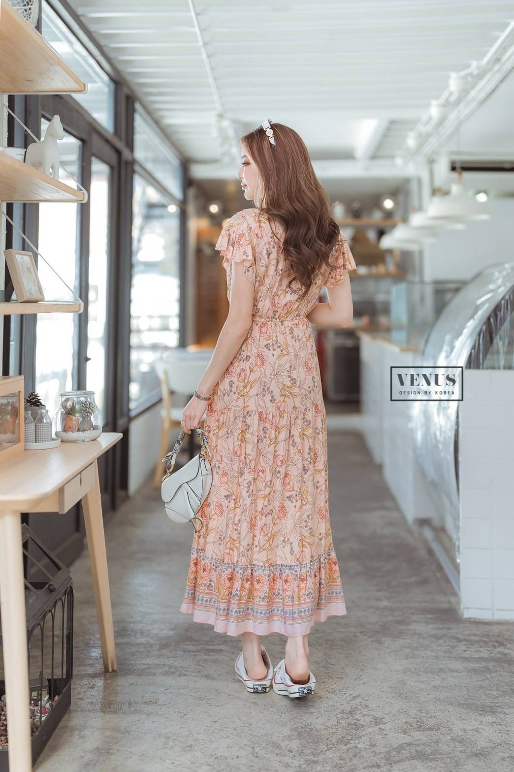 I'm Lady By Venus Flora MaxiDress แม๊กซี่เดรสพิมพ์ลายดอกไม้ แต่งกระดุมเรียงหน้า ช่วงเอวแต่งสม๊อคยืด สามารถรูดได้นะคะ งานเก๋เนื้อผ้าพริ้วใส่สบายสุดๆคะ แม๊ทกับรองเท้าผ้าใบก็น่ารักคะ