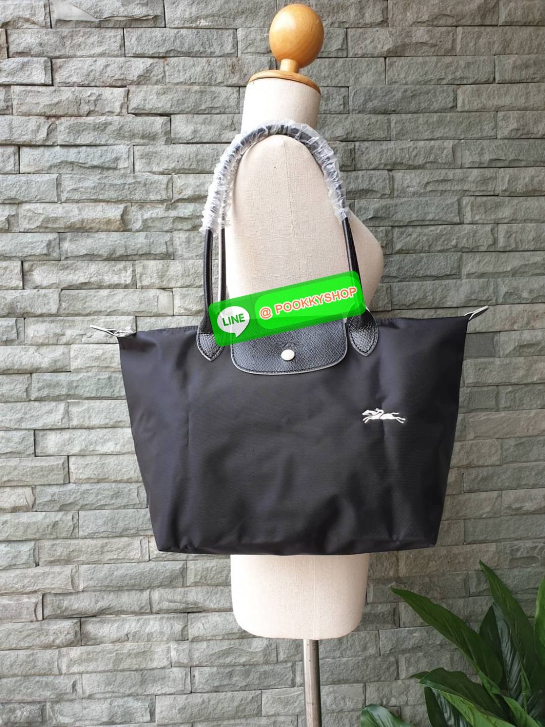 Longchamp Le Pliage Club Tote Bag Size S หูยาว วัสดุเนื้อผ้า Nylon Canvas เคลือบกันนำ้ ตัดด้วยหนังแท้ที่มีน้ำหนักเบา ดีไซน์เรียบง่ายแต่เต็มไปด้วยความคลาสสิก จนเป็นที่ชื่นชอบไปทั่วโลก Longchamp ปรับโฉม LE PLIAGE ด้วยการปักลายรูปม้า-ตราสัญลักษณ์ของแบรนด์บนผ