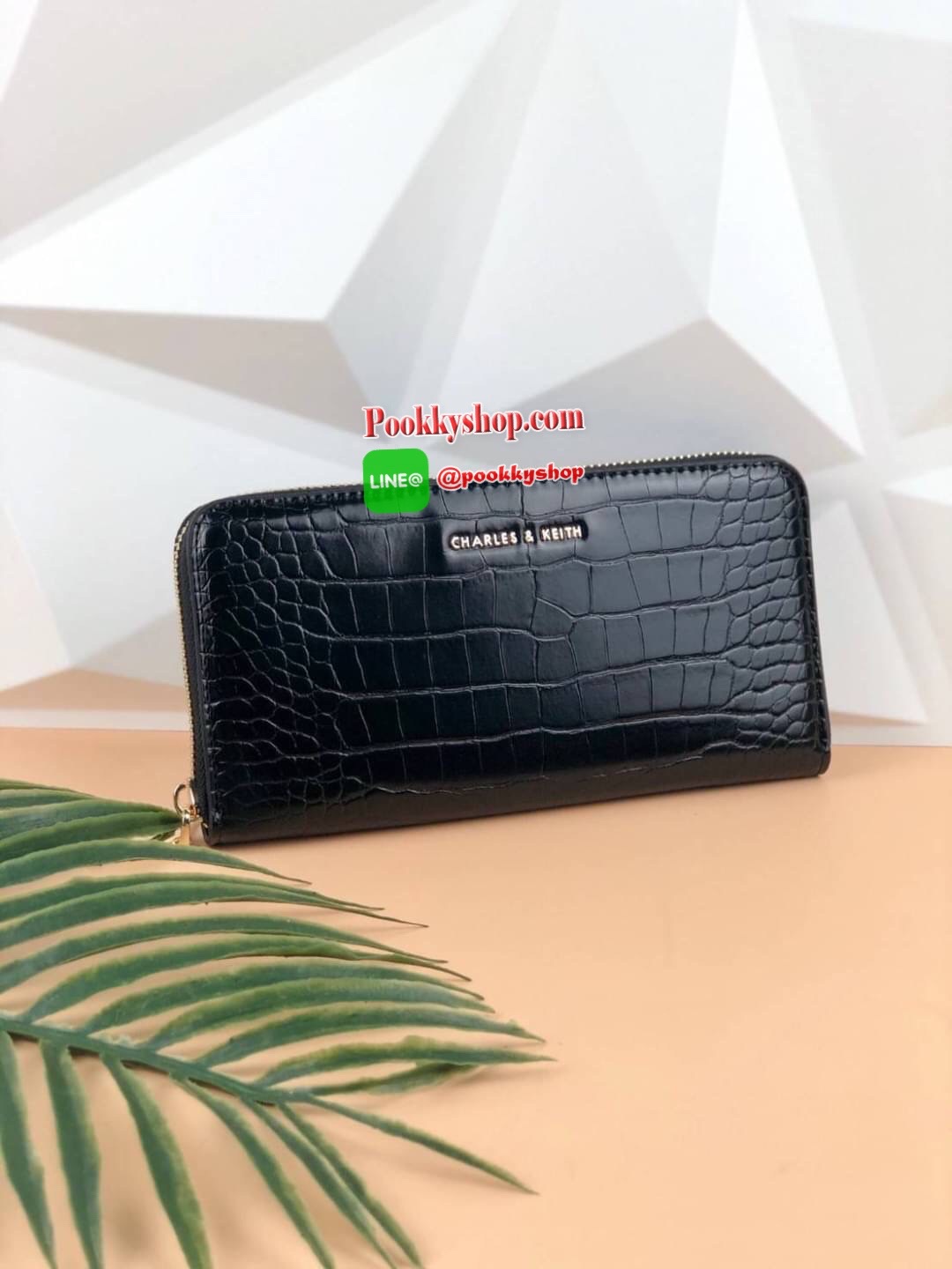 CHARLES & KEITH CROC-EFFECT MINI LONG WALLET กระเป๋าเงินใบยาวซิปรอบ ตัวหนังกระเป๋าพิมพ์ลายจรเข้ (croc) ด้านนหน้าปั๊มแบรนด์ เปิดปิดแบบซิปรอบ ก้านในจุบัตรได้ถึง 12 ใบ มีช่องซิปใส่เหรียญตรงกลาง จุบัตรจุแบงค์ สามารถใส่ iPhone plus ได้ค่า มีใบเดียวใช้ออกไปซื้อ