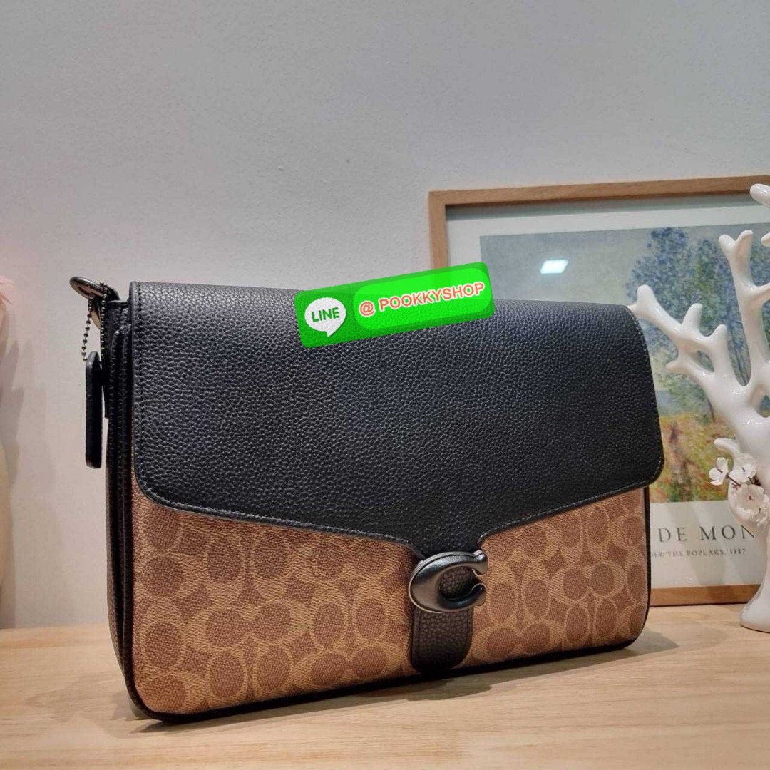 🔆 Model COACH CH769 SOFT TABBY MESSENGER IN SIGNATURE CANVAS 🔆 Details ใหม่ล่าสุด กับไอเท็มที่หนุ่มๆต้องไม่พลาด กระเป๋าทรงแมสเซนเจอร์ใบใหญ่กำลังพอดี พร้อมด้วยสายสะพาย 2 เส้น ให้ได้สะดวกใช้มากขึ้น ทั้งสายสั้นสำหรับจับทุ่นแรง และสายยาวสะพายข