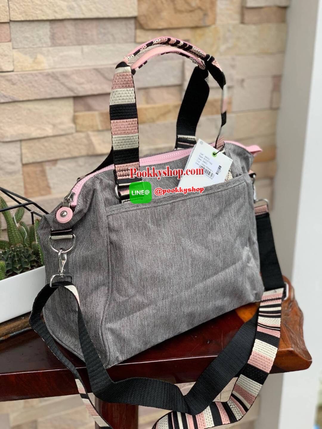 Kipling women’s amiel handbag (k15371) กระเป๋าถือหรือสะพายข้างได้ วัสดุpolyamide100%เปิดปิดกระเป๋าแบบซิปเดียว ภายในมีฐานกว้าง มีช่องซิป ช่องเล็กแยกเป็นสัดส่วนพร้อมสายห้อยกุญแจ ด้านหลังกระเป๋ามีช่องซิปยาวหนึ่งช่องใช้งานได้จริง มาพร้อมสายสะพายถอดออกได้ ปรับ