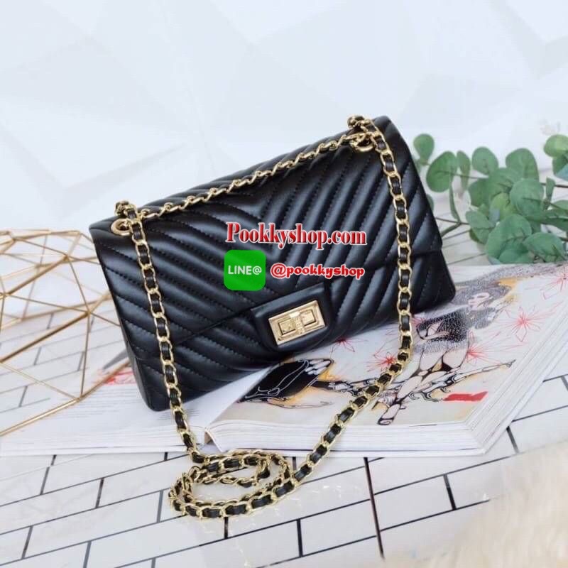มาเพิ่มละค่า งาน Best Seller พร้อมสีใหม่สวยๆ มาให้เลือกเพิ่มอีก 2 สี !! KEEP รุ่น shoulder chevron chain handbag สวย หรู มากๆ เลยน๊า กระเป๋าอยู่ทรง หนังตัวใหม่ Microfiber สวย ทนกว่าเดิม ตัวกระเป๋าเย็บประณีต สายโซ่ปรับ สั้น ยาวได้คะ ภายในสีแดง มีช่องใส่ของ