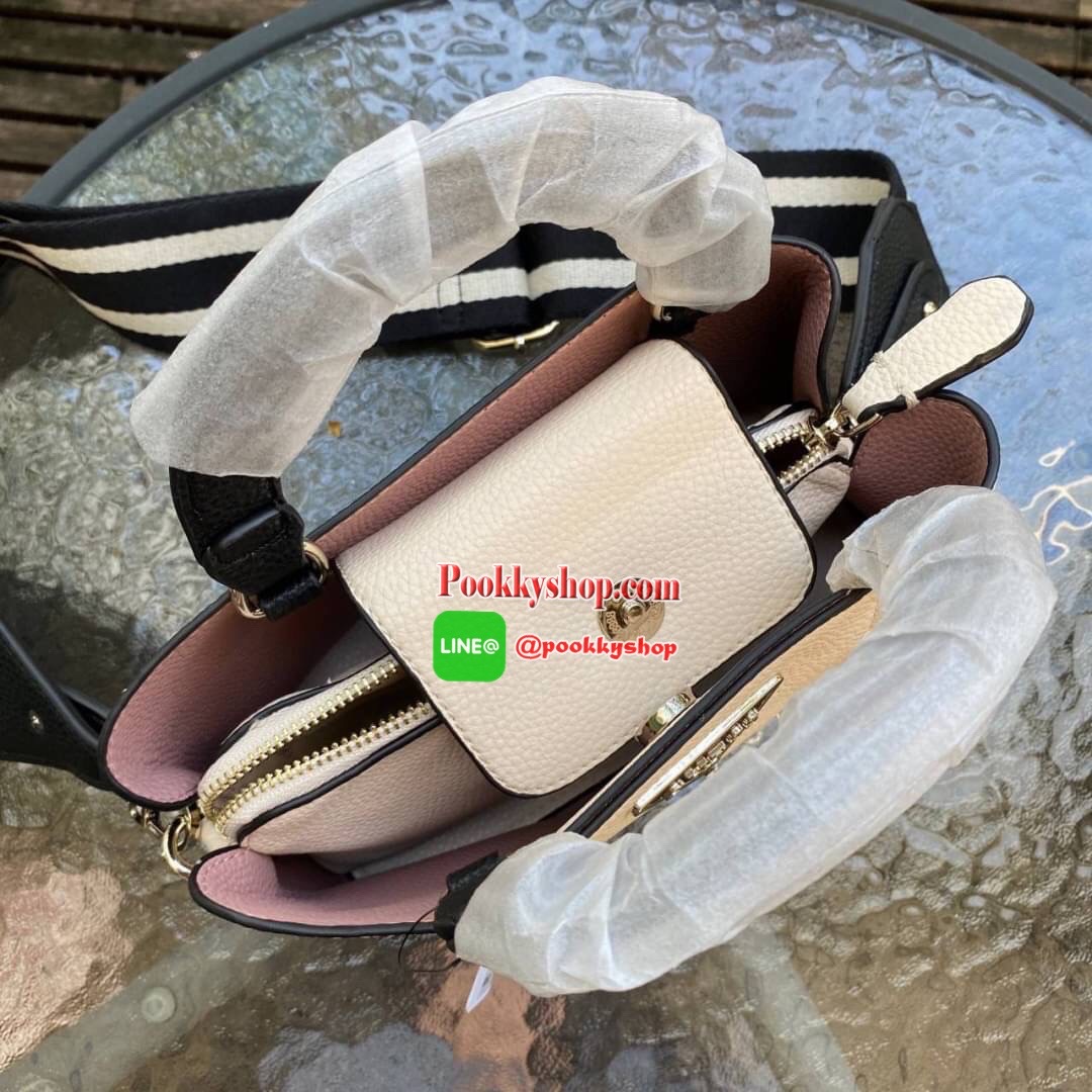 Guess Aretha Mini Satchel กระเป๋าขนาดกระทัดรัด วัสดุทำจากหนัง PU สังเคราะห์นุ่มมือมาก น้ำหนักเบา โลโก้แบรนด์สีทองด้านหน้าดูหรูหรา สายผ้าแคนวาสถอดได้ ด้านในแบ่งเป็นสัดส่วน มีซิป น่ารักมากๆค่ะรุ่นนี้