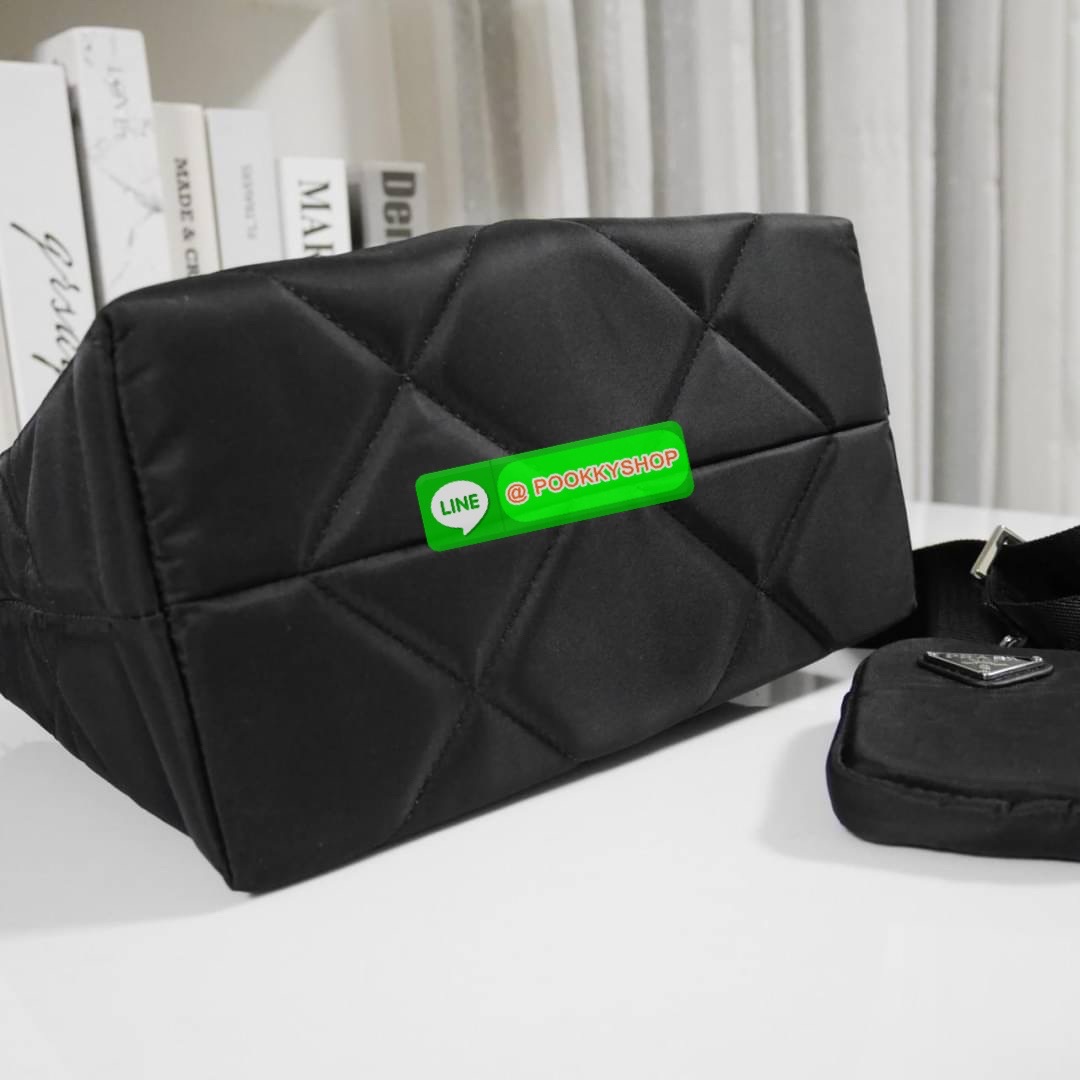 🌟 NEW ARRIVIAL มาใหม่กับกระเป๋าถือ ทรงยอดฮิต จากงานพรีเมี่ยมกิ้ฟจากแบรนด์ PRADA อะไหล่เงินทั้งใบ ตัวกระเป๋าอยู่ทรงสวย ลายตาราง วัสดุทำจากผ้าNylon เปิดปิดด้วยซิป ด้านใน มีช่องซิปช่องแยกและช่องใหญ่ แบ่งเก็บของได้เป็นสัดส่วน ขนาดกพลังดี ใส่ของได้หลาก