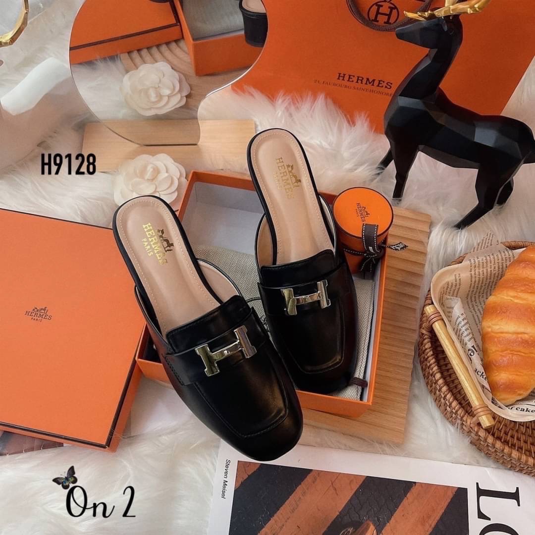 HERMES รองเท้าทรง slipper หน้าH สีเงินสวยหรู ทรงสวยอัพลุคให้ดูแพง ดูดี เสริมส้นเล็กน้อยสูง4cm.หนังนิ่มใส่สบายไม่กัดไม่บีบเท้าค่ะ