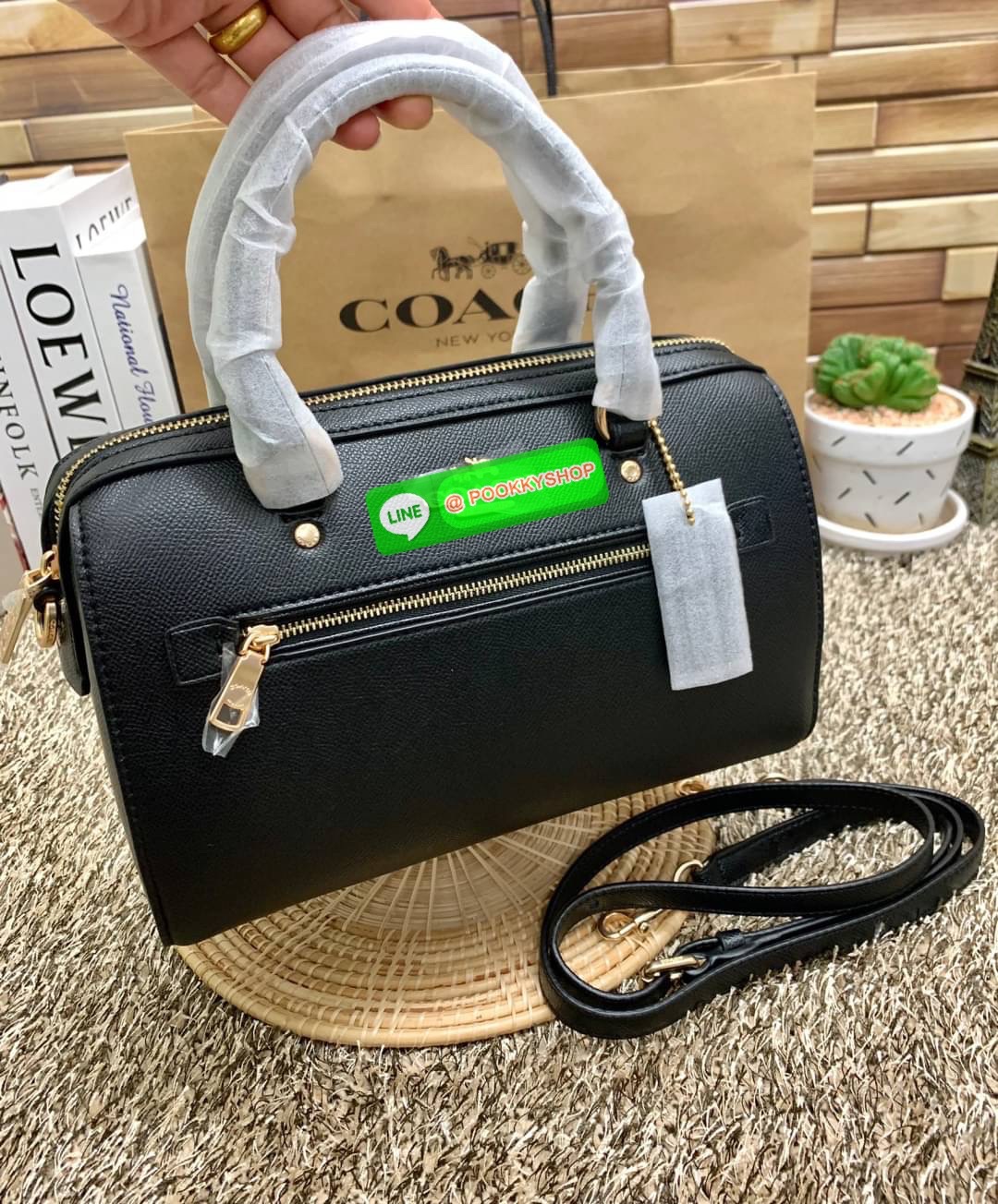 New in!! เข้าแล้วสีที่สาวๆรอคอยกันมานาน ห้ามพลาด COACH ROWAN SATCHEL ((79946)) พร้อมส่ง สิ้นสุดการรอคอย ห้า พลาดค่า! กระเป๋าหิ้ว//คล้องมือ//สะพายข้างได้ หนังแท้ลายหนังสวย ทรงสวย หรูดูผู้ดีมาแต่ไกลเลยค่าา ด้านหน้ามีช่องซิปให้ใส่ของจุกจิก ปากกระเป๋าแบบซิป ภ