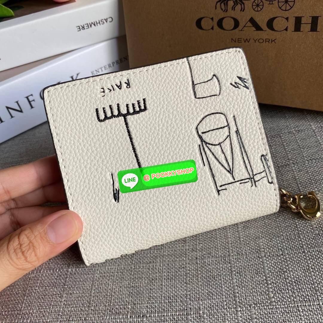 COACH X JEAN MICHEL BASQUIAT SNAP WALLET (COACH C5614) 🛍กระเป๋าสตางค์ใบเล็ก พกพาสะดวก วัสดุหนังแท้ ทนทาน เปิด-ปิดด้วยกระดุม ภายในมีช่องใส่บัตร ใส่ธนบัตรได้ทุกชนิด พร้อมช่องซิปแยกใส่เหรียญคะ