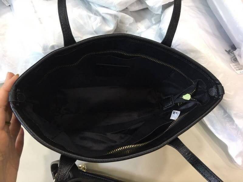 (hot)🔥🔥 Coach ทรงช้อปปิ้ง เกรดท็อปมิลเลอร์ กระเป๋าถือ สะพายข้าง งานวัสดุเกรดมิลเลอร์ทั้งใบ งานปั้ม เป๊ะทุกจุด ติดโลโก้ Coach ถุงผ้าปั้มเเบร์น coach มีใบเล็ก มีสายยาวปรับได้ ขนาดสวย รุ่นนี้ขายไวมากจ้า