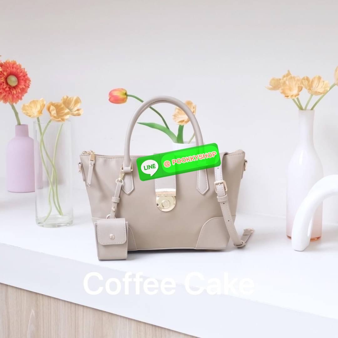 คอลเลคชั่นใหม่ รุ่นขายดี KEEP ‘ Phony bag ‘ อีกรุ่นที่ ถูกถามเข้ามาเยอะที่สุด เป็นกระเป๋า size กลางๆที่ ดีไซน์ให้ออกมาเรียบ หรู หยิบมาใช้งานได้ในทุกๆ วัน