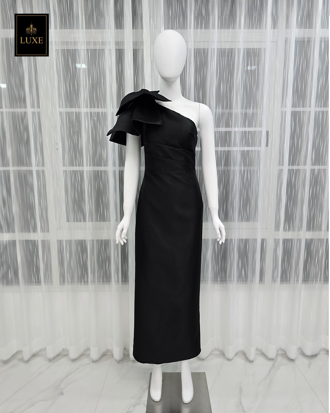 เดรสแฟชั่น เดรสเสื้อไหล่เดียวแขนกุด กระโปรงยาวทรงตรง แต่งโบว์ไซส์ใหญ่ที่ไหล่ขวา