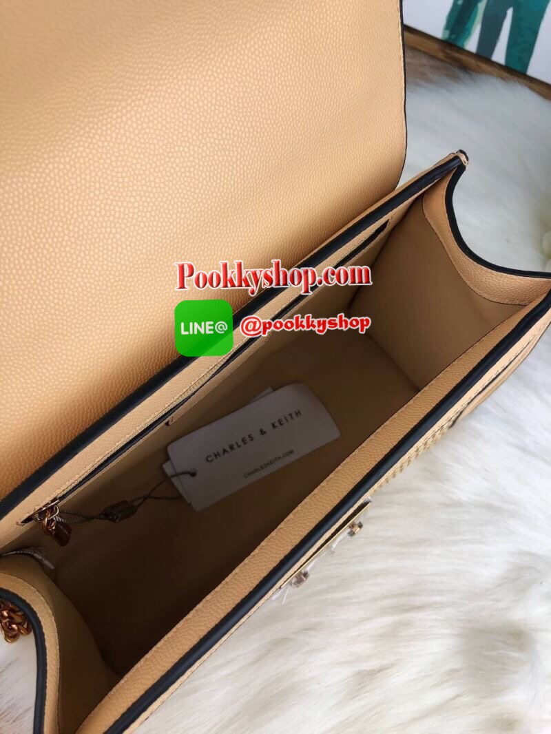 New arrival!! CHARLES & KEITH WOVEN DETAIL CLUTCH กระเป๋าสะพายอยู่ทรง ด้านหน้าเล่นดีเทลแต่งลายสายน่ารักมากๆ ด้านหลังมีช่องใส่บัตรได้ เปิดปิดด้วยตัวกดล็อก ด้านในจุของได้เยอะทีเดียวค่ะ ใส่ iPhone plus/ กระเป๋าเงินใบกลางได้สบายๆ สายสะพายยาวปรับได้ 5 ระดับเลย