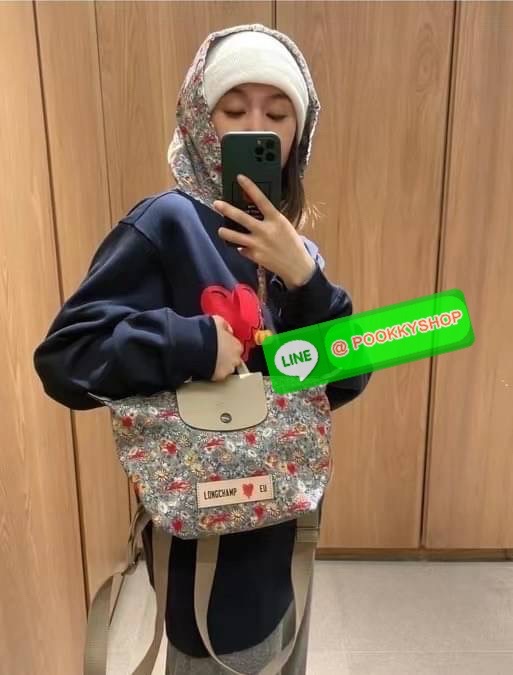 New Arrival Longchamp X Eu Backpack กระเป๋าเป้สะพายหลังลายดอกๆไม้ วัสดุผ้าฝ้าย อะไหล่สีดำ กระเป๋าเป้แบบลำลองสำหรับสตรีซึ่งนำรูปทรงอันเป็นเอกลักษณ์ของ Le Pliage มาปรับใช้กับทุกสถานการณ์ อุปกรณ์เสริมที่ใช้งานได้จริงนี้มีสายรัดปรับระดับได้และที่จับช่วยให้ สะ