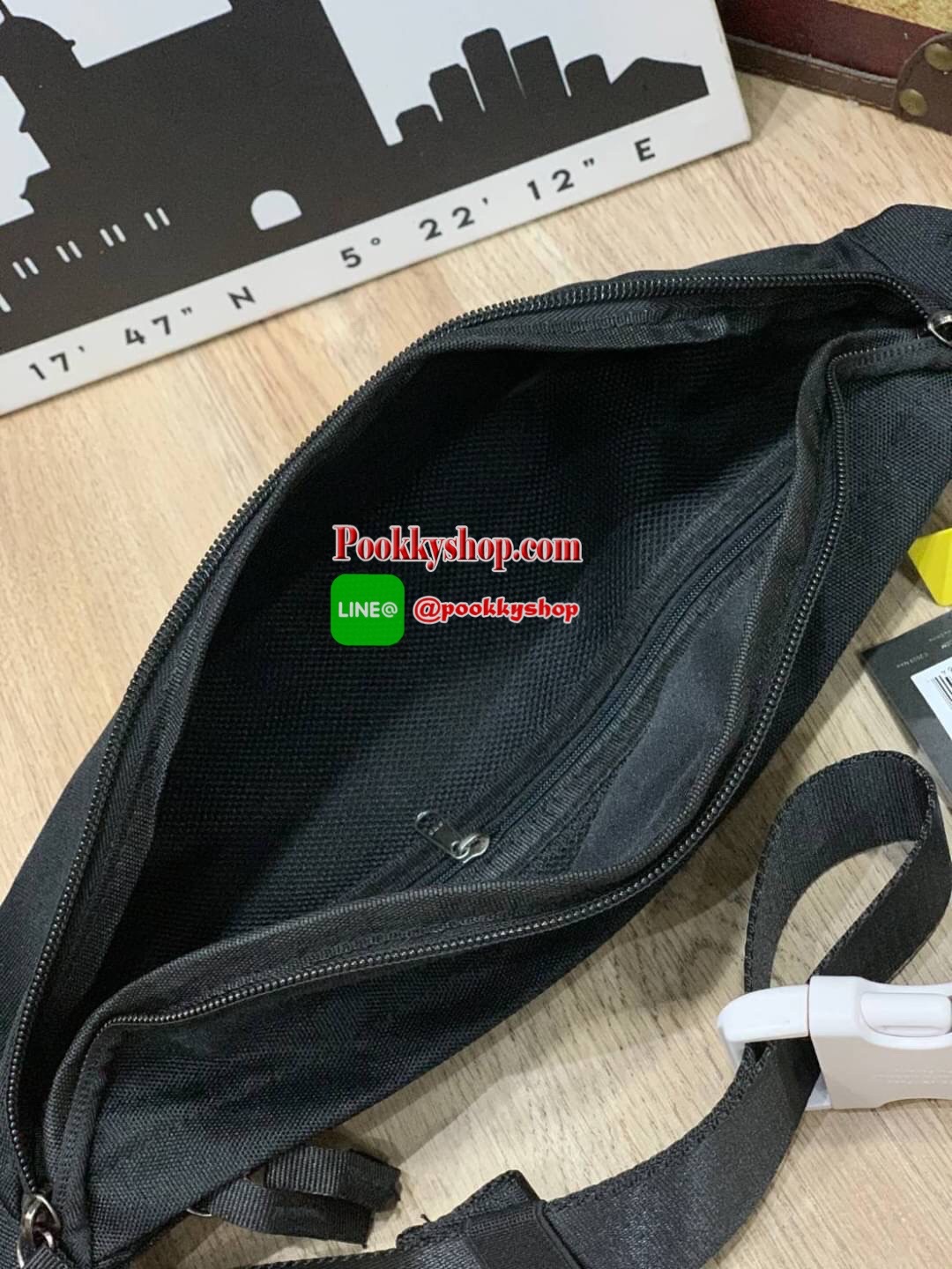 NIKE HERITAGE HIP PACK รุ่น BA6110-011 กระเป๋าทรงคาดเอวและคาดหน้าอกสไตล์สปอร์ต เปิดปิดด้วยซิปคู่ ภายในใส่กระเป๋าสตางค์ยาวได้ ด้านหน้าสกรีนตามลายต่างๆของนักออกแบบชื่อดังสาย มีคาดปรับความยาวได้ฟรีไซส์ น้ำหนักเบา เป็นกระเป๋าที่เปิดกว้างหาของได้ง่าย และใช้ได้