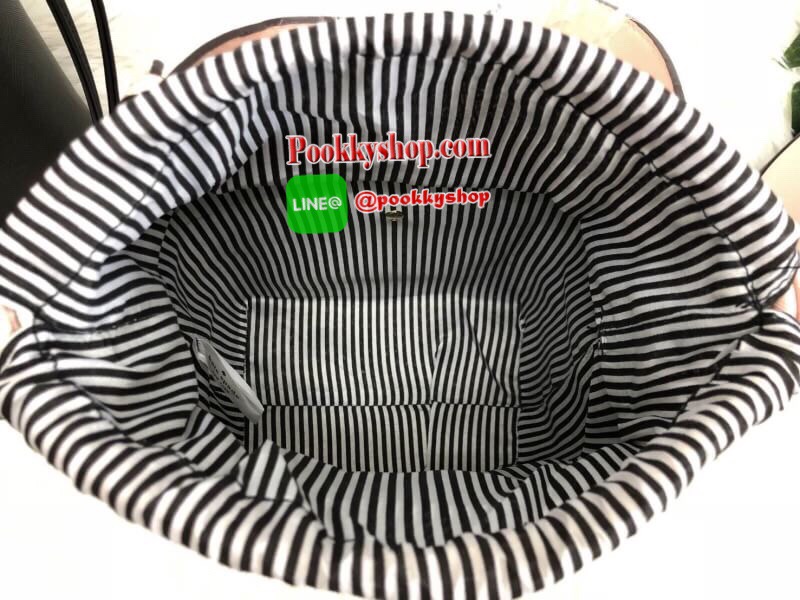 New arrival!!! Katr spade new york cameron street pippa bag 2018 พร้อมส่ง รุ่นใหม่ล่าสุดค่ะ!!! กระเป๋าวัสดุหนังซาฟเฟียโน่ ทรงถัง สามารถถือได้ สะพายข้างได้ค่ะ ด้านหน้าติดอะไหล่แบรนด์ ปากกระเป๋าเปิดปิดแบบหูรูด แบบหนังห้อยยาวลงมา หนังรูดง่ายมากค่ะ ภายในกระเป