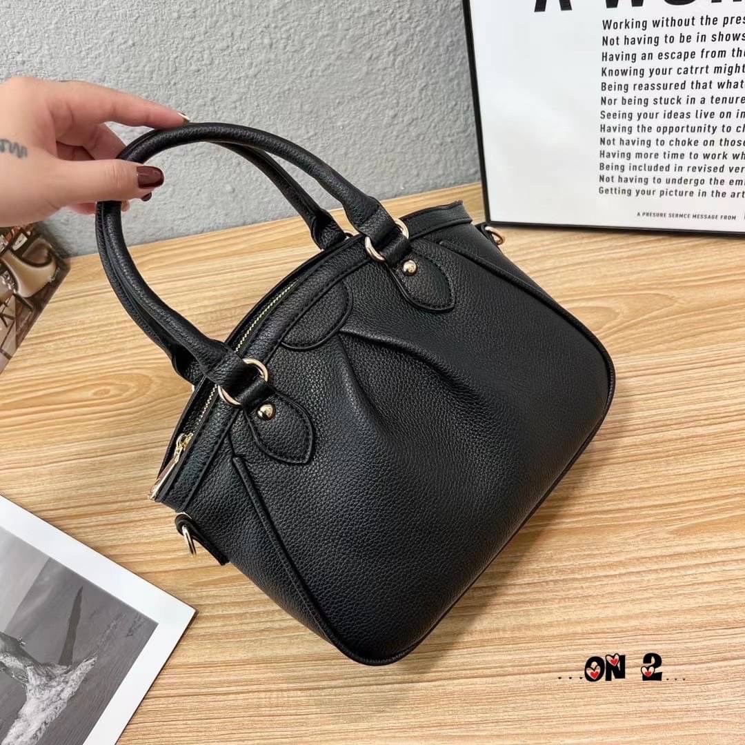 5950 กระเป๋าสะพายข้าง ทรง LV วัสดุตัวกระเป๋าทำจากหนังผสมอย่างดี อะหลั่ยสีทอง ด้านบนเป็นปากซิป ด้านหลังมีช่องซิป มาพร้อมสายยาวเป็นหนังผสมสีเดียวกับตัวกระเป๋า