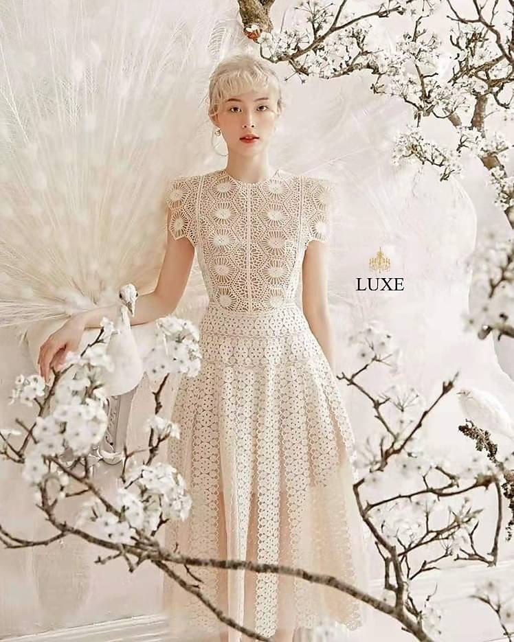Guipure Lace Dress Label : LEA เดรสเสื้อคอกลมแขนกุด กระโปรงบานทรงเอยาวคลุมเข่า ทำจากลูกไม้โครเชต์เนื้อนุ่ม ทอลายสวยคมชัด แต่งสลับผ้าเน็ตซีทรู มีซิปซ่อนและซับในอย่างดี คัตติ้งเนี้ยบ เรียบหรูดูดีค่ะ