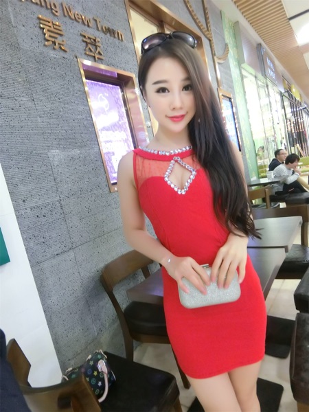 ขุดเดรสเข้ารูป แขนกุดซีทูหน้าอกตกแต่งคริสตัลตามภาพ สีแดง