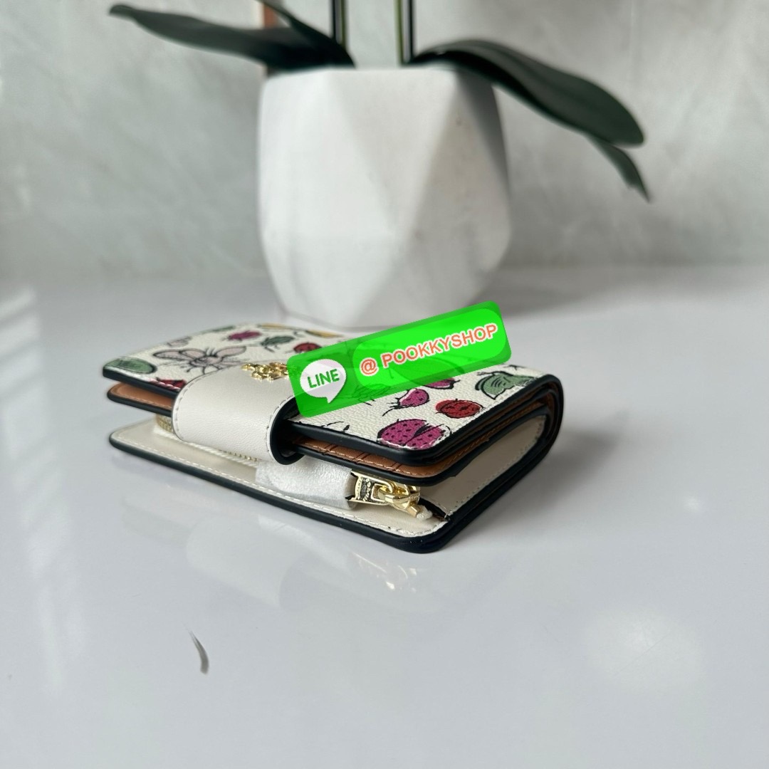 COACH MEDIUM CORNER ZIP WALLET IN SIGNATURE CANVAS WITH FLORAL PRINT(CR935) 🔖กระเป๋าสตางค์ใบกลางคอลเลคชั่นใหม่ปริ้นลายดอกไม้ 🔖วัสดุ:แคนวาสสลับหนังแท้ 🔖เปิด-ปิดด้วยกระดุมแป็ก 🔖ภายในมีช่องใส่บัตร ช่องใส่ธนบัตร และช่องซิป