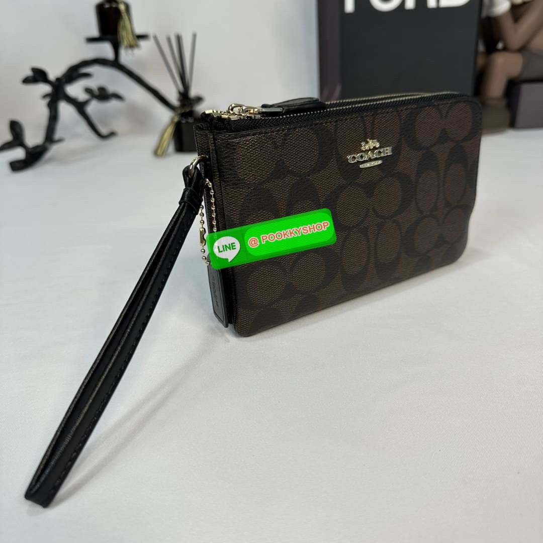กระเป๋าคล้องมือ COACH 87591 DOUBLE CORNER ZIP WRISTLET IN SIGNATURE CANVAS (COACH 87591 ） กระเป๋าคล้องมือ2เซิปใหญ่ ลายCหนังและ ด้านในเป็นผ้า แบ่งเป็นช่องเล็กๆใส่เหรียญใส่แบงค์ใส่บัตร แล้วแต่จะใส่มีหลายช่อง ใส่โทรศัพท์ได้ทุกรุ่นพร้อมสายคล้องมือ
