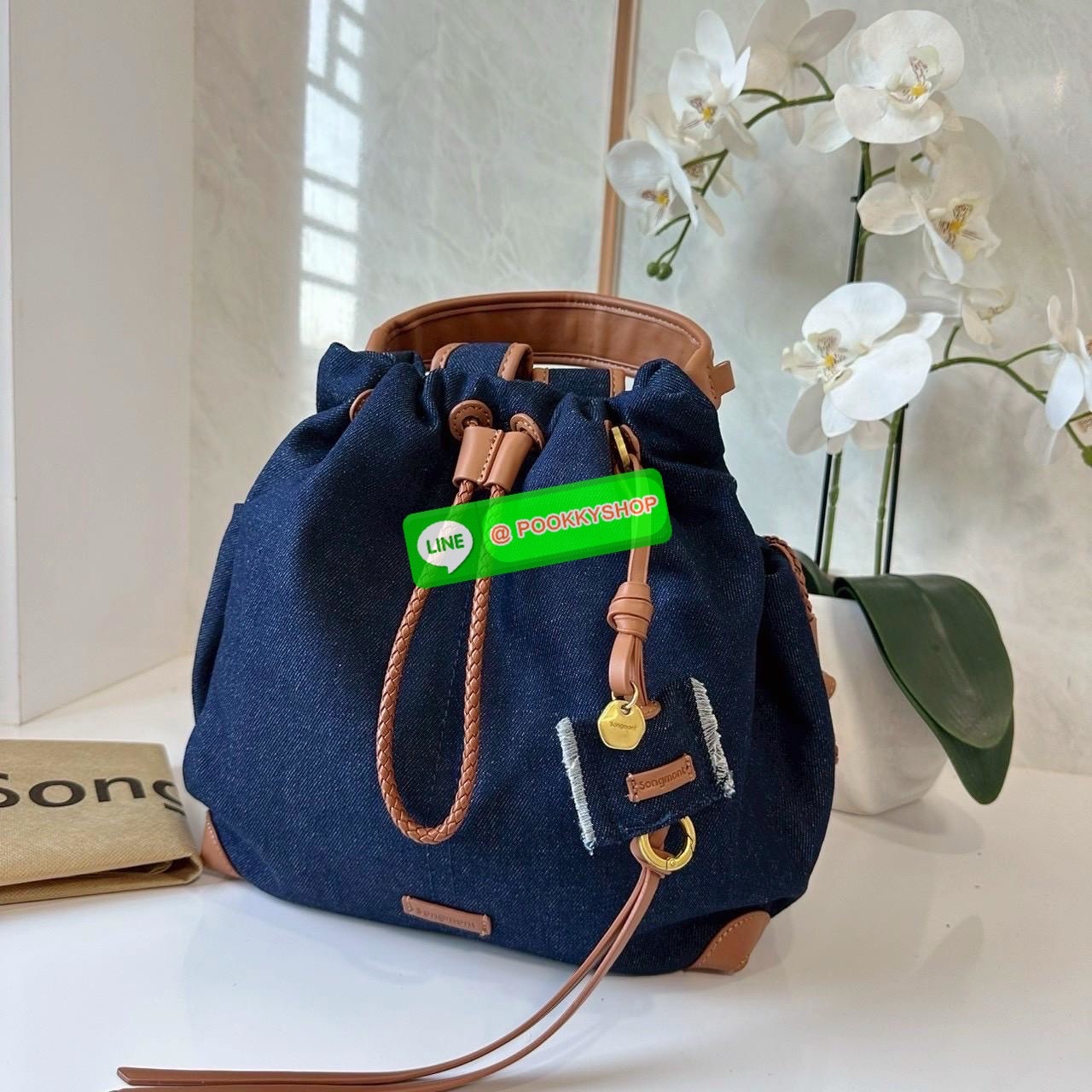 Songmont Series Backpack Female Small Capacity Songmont Drawstring Backpack กระเป๋าเป้สายรูดทรงชิคที่กำลังเป็นกระแสฮิตสุด ๆ เพราะดีไซน์เรียบเก๋ ใช้งานง่าย และแมทช์ได้หลายสไตล์ ดีไซน์ unisex ใช้ได้ทั้งผู้หญิงและผู้ชาย ดีไซน์: ทรงถุงสายรูด (Drawstring) ดูมิ