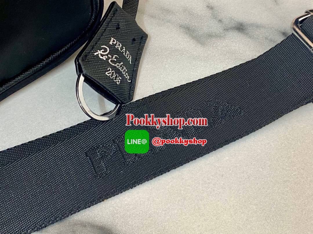 PRADA NYLON BAG WITH ZIP พรีเมี่ยมกิ้ฟจากเคาน์เตอร์แบรนด์ Limited edition วัสดุ Nylon ด้านหน้าประดับโลโก้และช่องใส่ของ เปิดปิดด้วยซิป ภายในลายแบรนด์ Polyester 100% มีโลโก้ ช่องใส่มือถือ สามารถใส่กระเป๋าสตางค์ใบกลาง และของใช้ได้พอประมาณ น้ำหนักเบา ตัวจริงส