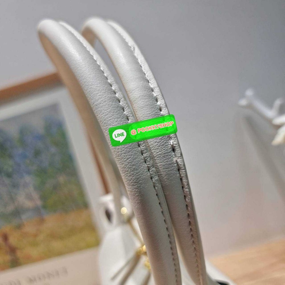 PRADA MEDIUM LEATHER HANDBAG 🔆 Details สะเทือนวงการแฟชั่นแบบสุด! กับกระเป๋าสะพายไหล่พรีเมี่ยมกิ๊ฟ ดีไซน์เก๋และมาแรงมาก สาวๆหนุ่มๆติดแกลมต้องไม่พลาด สวยดูแพง หูสะพายคล้องไหล่สะดวก ปากกระเป๋ามีซิปรูดเปิดปิดง่าย ภายในแบ่งสัดส่วนสวย โล่งกว้าง มีทั้งช่