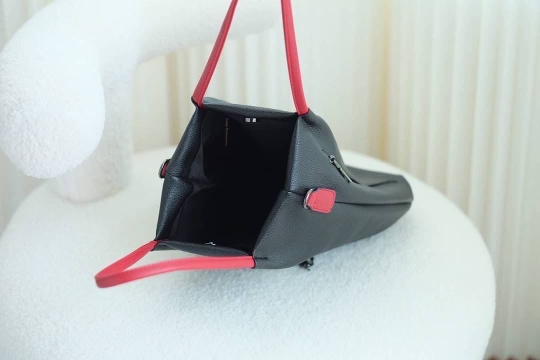 มาอีกรอบละจร้าาา‼️ ฮิตที่สุดใน Japan🇯🇵 ต้องใบนี้เลย กระเป๋า Alice and Olivia น่ารักน่าใช้มากๆ ไม่ต้องไปหาซื้อไกลถึง japan 🇯🇵 ด้านในใส่ของได้จุ มีช่องซิบหลายช่อง ถือได้สะพายได้เลย so cute สุดๆเลยค่า