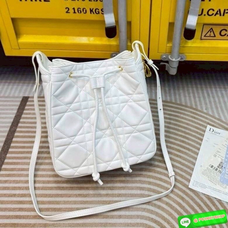 พร้อมส่ง | Dior Medium D-Motion Bag กระเป๋าสะพายทรงบัคเก็ต โดดเด่นด้วยดีไซน์ทรงถังทันสมัยเรียบง่ายใช้งานได้จริง เย็บตะเข็บแบบ Macrocannage นุ่มนวล มาพร้อมเชือกผูกรูดเปิดปิด ภายในโล่งกว้าง จุของได้เยอะ น่ารักน่าใช้มากค่ะ
