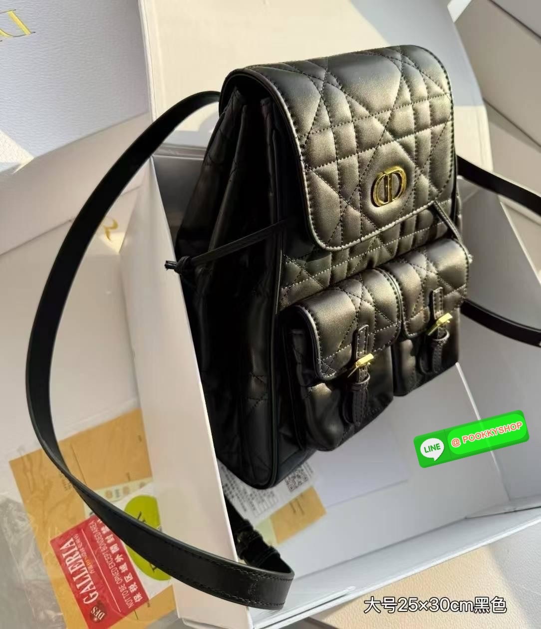 DIOR Medium Caro Backpack กระเป๋าเป้ไซส์กลาง ขนาดกำลังดีน่าใช้ หนังสวยเกินเรื่องมากๆ สัมผัสนิ่ม หรูหรา หูจับในตัวดีไซน์โค้งมนอะไหล่ทองสวยโดดเด่นไม่เหมือนใคร ที่สุดของความลัคชูต้องยกให้แบรนด์นี้ ทันสมัยและสง่างาม ราคาคุ้มที่สุดในย่านนี้บอกเลย!!