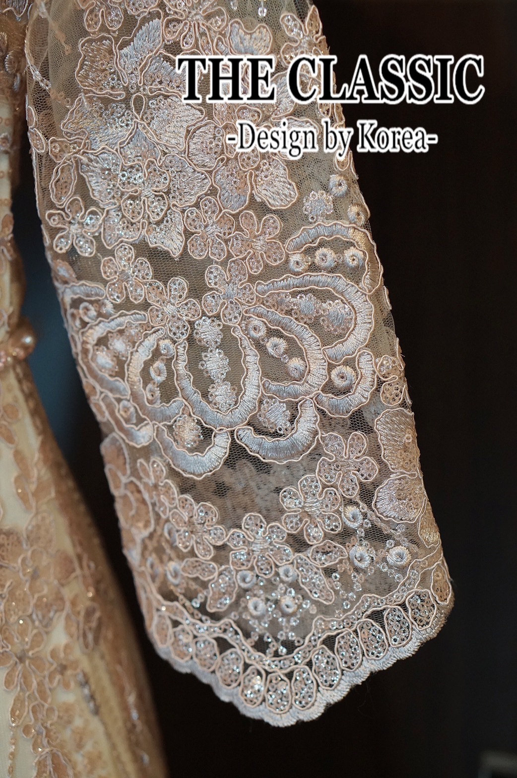 เดรสแฟชั่น ชุดยาวออกงาน ใช้ผ้าเนื้อดีปักลวยลายด้วยเลื่อมเล็กๆ ประกายเพชรระเอียดยิบทั้งตัว