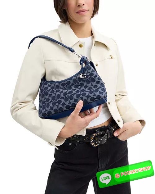 COACH Juliet Small Shoulder Bag 25 in Signature Denim ไอเท็มฮิต! กระเป๋าสะพายทรงฮิต รุ่นใหม่ ดีไซน์สวยคลาสสิก ลาย Signature Denim Blue คาดสายโซ่เงินสุดเก๋ ใส่ของจุกจิกได้พอดี เหมาะทั้งวันสบาย ๆ และออกงาน! วัสดุ: ผ้าแคนวาสลาย Signature Denim / หนังแท้ / อะ
