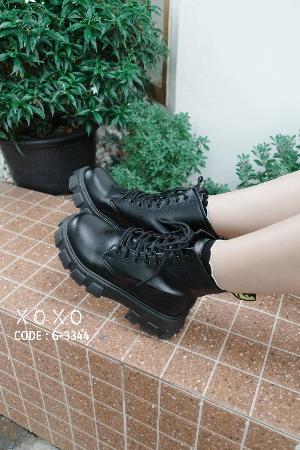 สินค้าพร้อมส่ง ถามกันมาเยอะมากรองเท้าบูทรุ่นนี้ งานลงแล้วนะจร้าา ด่วนเลยจร้าา ปึ้งสุดๆๆ บูทครึ่งข้อ วัสดุหนัง PU ด้านหน้าเป็นเชือกร้อย ส้นเสมอ ใส่สบาย แมทส์ชุดง่าย สร้างความปึ้ง ให้ชุดเลยคร่าา ตอนใส่ ของมันต้องมีจร้า คุณค่า