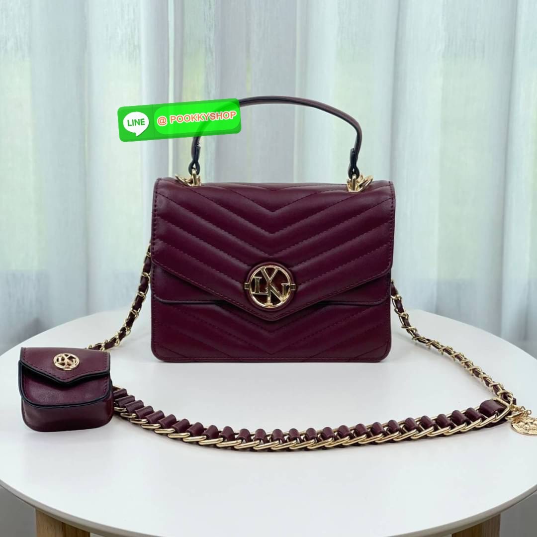 Lyn คอลใหม่ สายสะพายยาว สามารถถอดออกได้ ด้านในแบ่งเป็น 2 ช่องใช้งาน ฝากระเป๋าเปิดปิดด้วยกระดุมแม่เหล็ก