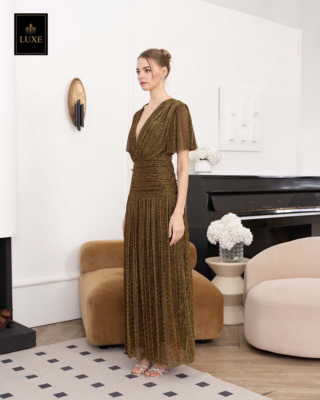 เดรสแฟชั่น แม็กซี่เดรสเสื้อคอวีป้าย แขนระบาย กระโปรงจับเดรปเข้ารูปตรงสะโพก ต่อชายกระโปรงบาน