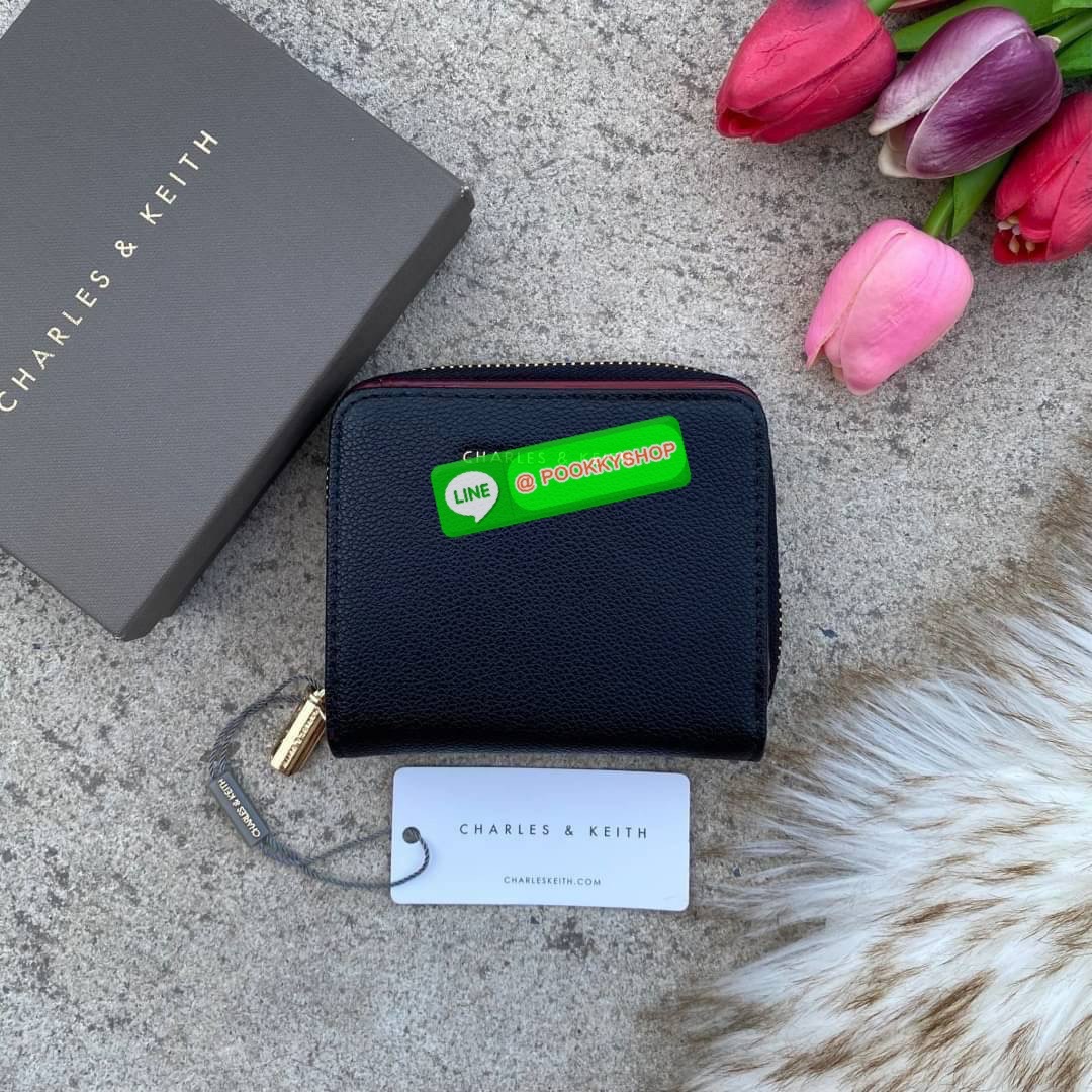 CHARLES & KEITH COMPACT WALLET กระเป๋าตังใบสั้นฟังก์ชันครบ!! ด้านหน้ามีโลโก้แบรนด์ มีช่องซิปใส่เหรียญ เปิดปิดแบบกระดุม ด้านในมีช่องใส่การ์ด 16 ช่อง มีช่องใส่ธนบัตรตามยาว ไม่ต้องพับแบงค์ค่า คุ้มมากๆเลยใบนี้