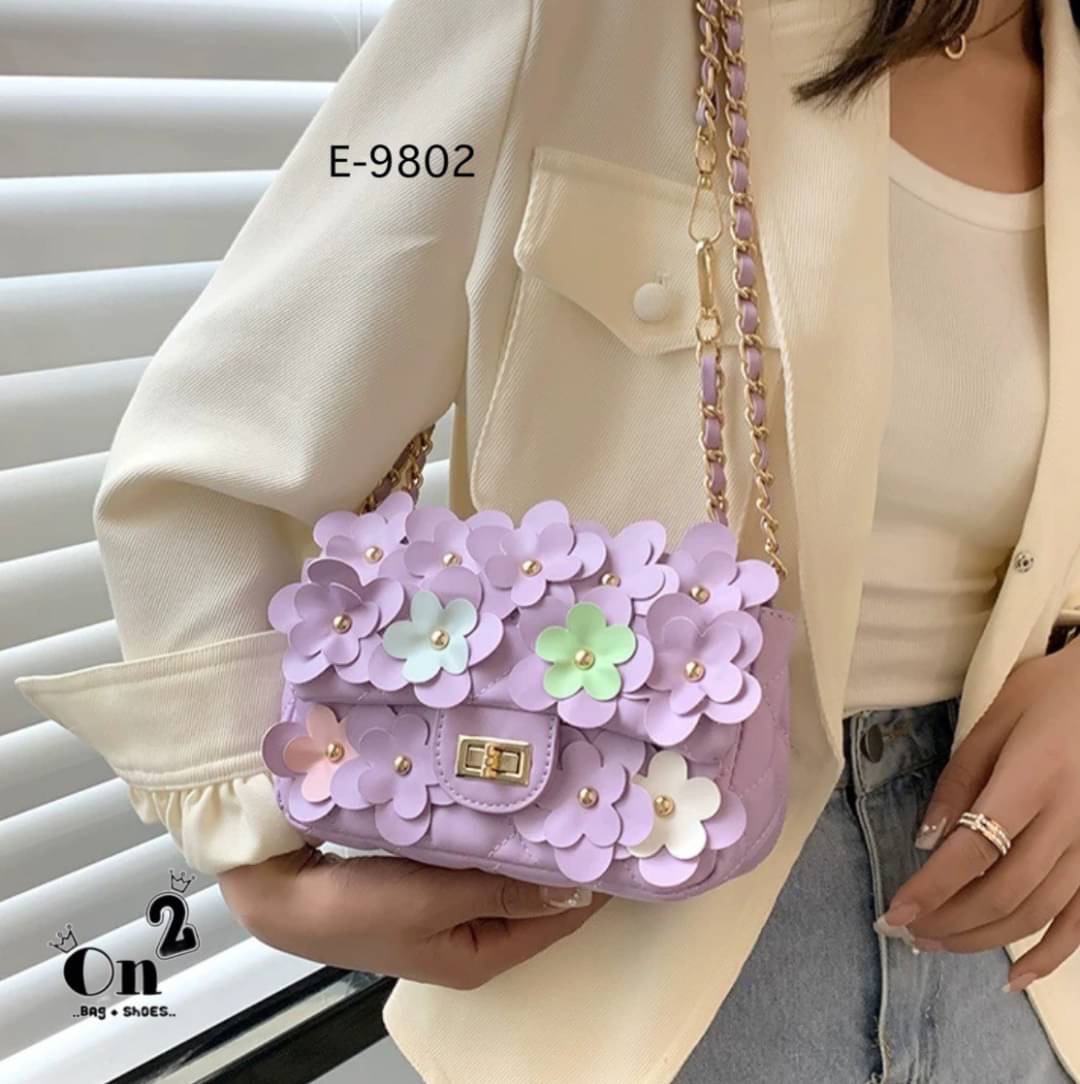กระเป๋าสะพายชาแนล ทรงคลาสสิคเปิดหน้า แต่งดอกไม้รอบใบเพิ่มความ cute ไปอีก สายสะพายยาวครอสบอดี้ได้ค่ะ พร้อมส่ง 6 สีค่ะ