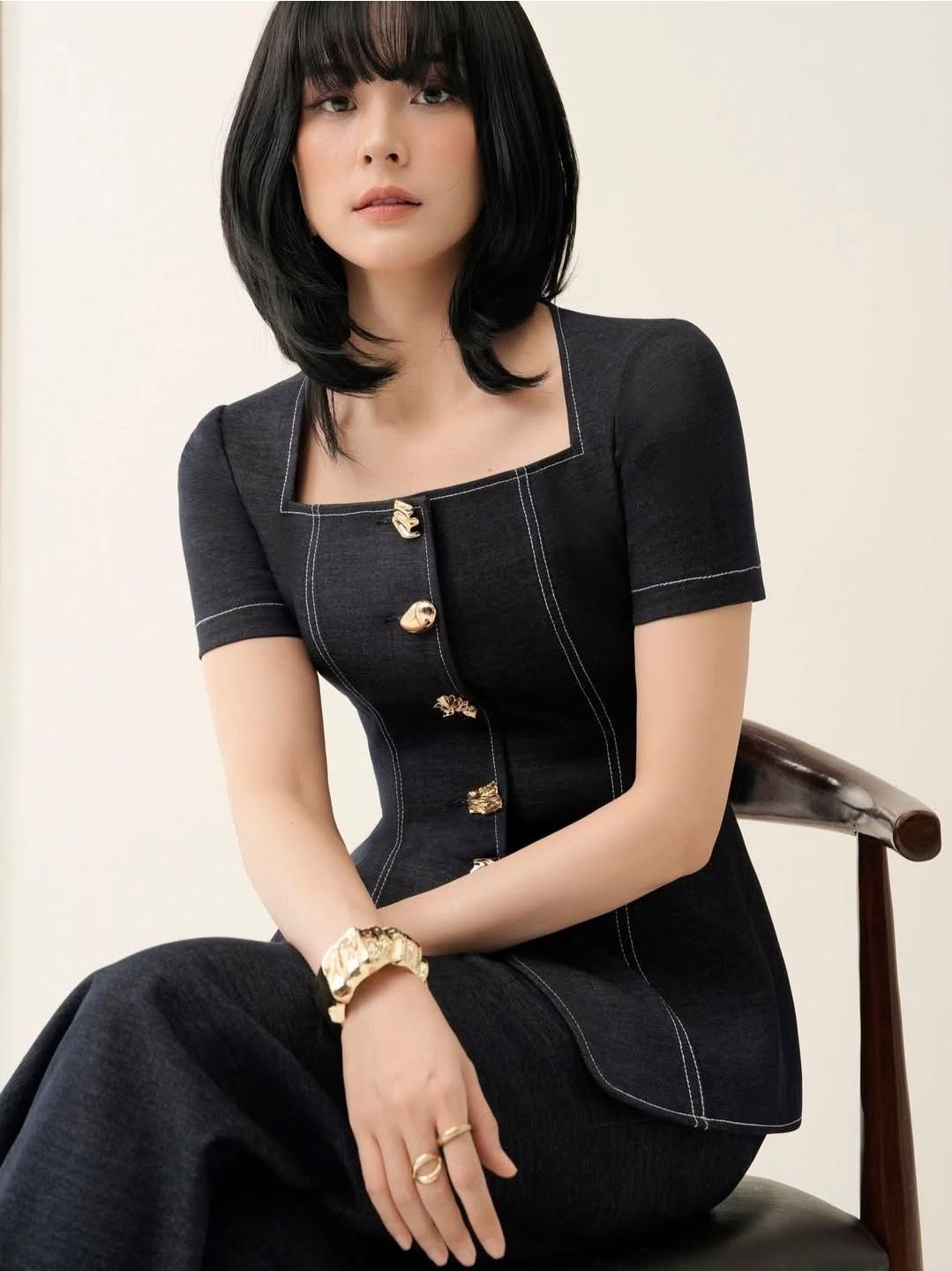 ชุดเซทแฟชั่น เซ็ตเสื้อคอเหลี่ยมแขนสั้นที่โดดเด่นด้วยกระดุมสีทองเไซน์แตกต่างกันออกไป