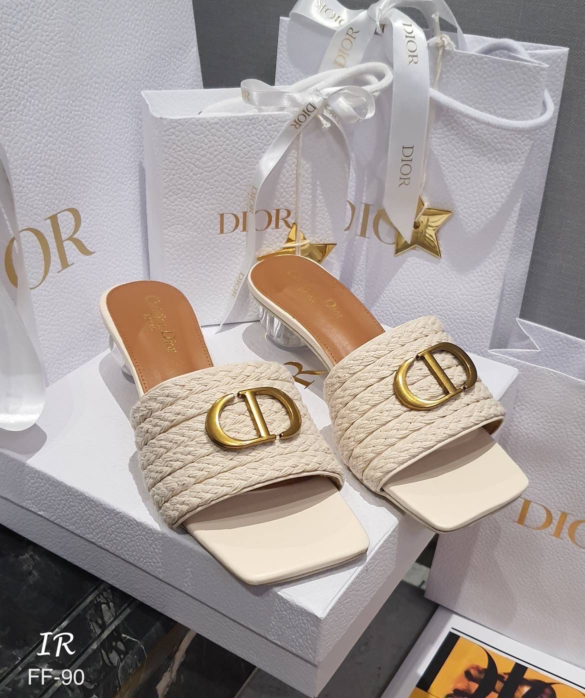 แบบขายดี!!! พร้อมส่ง บอกคำเดียว Wow มากค้า งานพรีเมี่ยม!!! นาทีนี้ต้องรุ่นนี้เลย สวม CD แบบDiorอะไหล่งานตอก แต่งเชือกถักสวยมาก ด้านในนวมนุ่มซับกำมะหยี่นิ่ม ปั้มแบรนด์ ส้นแก้วพรีเมี่ยมสูง 2 นิ้ว ใส่สวยแมทซ์เสื้อผ้าแล้วดูมีคลาส ไม่อยากให้สาวๆพลาดกันเลยค้า